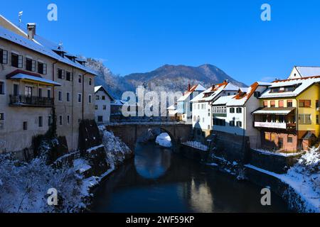 Vieux pont Kamniti MOST sur la rivière Selška Sora dans la ville de Škofja Loka, Gorenjska, Slovénie Banque D'Images