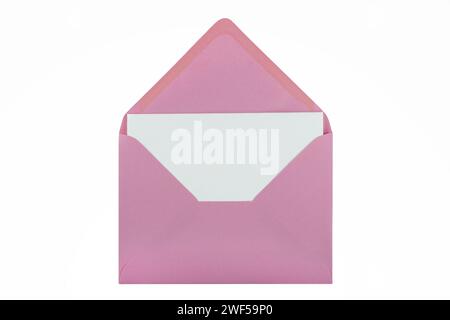 Carte de voeux blanche vide dans une enveloppe rose isolée sur un fond blanc Banque D'Images