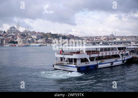 Istanbul, Turquie. 28 janvier 2024. Une vue du détroit du Bosphore dans la ville d'Istanbul. Le Bosphore ou Bosphore est un détroit qui fait partie de la frontière entre la partie européenne de la Turquie et sa partie asiatique (Anatolie). Il relie la mer Noire à la mer de Marmara. Il mesure environ 30 km de long, avec une largeur maximale de 3 700 mètres à l'entrée nord, une largeur minimale de 700 mètres entre Kandilli et AÅŸiyan ; et 750 mètres entre AnadoluhisarÄ± et RumelihisarÄ±. La profondeur varie de 36 à 124 mètres au milieu du cours d'eau. (Image de crédit : © Rouzbeh Fouladi/ZUMA Press Wire) USAGE ÉDITORIAL SEULEMENT! Banque D'Images