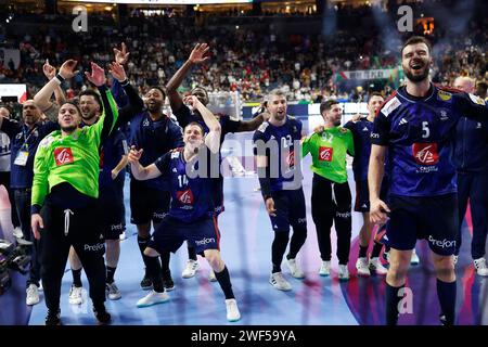 28.01.2024, Lanxess Arena, Koeln, GER, EHF Euro 2024, Men, finale, Cologne, Frankreich (FRA) vs. Daenemark (DEN), im Bild : Die Franzosen freuen sich ueber den Gewinn der Europameisterschaft Foto © nordphoto GmbH/Meuter Banque D'Images