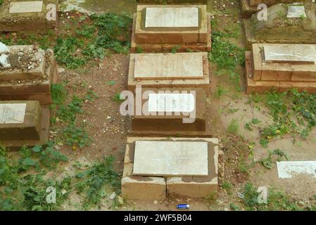 Vue du dessus du cimetière juif, Beyrouth, Liban, janvier 28 2024. Fondée en 1829, au cours des deux derniers siècles, des milliers de Juifs libanais y ont été enterrés. En raison de la guerre israélo-arabe de 1967 et de la guerre civile libanaise (1975-1990), environ 8 000 Juifs libanais émigrèrent du Liban vers Israël et les pays occidentaux, et plusieurs tombes du cimetière furent endommagées et désertées. Depuis le début du conflit Hamas-Israël le 7 2023 octobre, les quelques Juifs libanais de gauche à Beyrouth ont abandonné le pays. Selon des estimations non officielles, il y a actuellement moins de 20 Juifs au BEI Banque D'Images