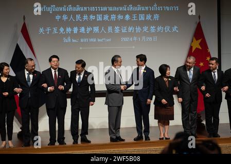 S.E. M. Parnpree Bahiddha-Nukara (5e R), Vice-Premier Ministre et Ministre des affaires étrangères de la Thaïlande, et S.E. M. Wang Yi (4e L), membre du Bureau politique du Comité central du CPC et Ministre des affaires étrangères de la Chine, Hold Hands a par la suite cosigné ' Accord entre le Gouvernement du Royaume de Thaïlande et le Gouvernement de la République populaire de Chine sur l'exemption mutuelle de visa pour les titulaires de passeports ordinaires et de passeports pour les affaires publiques ', à Narathip Room, Ministère des affaires étrangères, Bangkok. Le 28 janvier 2024. (Photo de Teera Noisakran/Pacific Press/ Banque D'Images