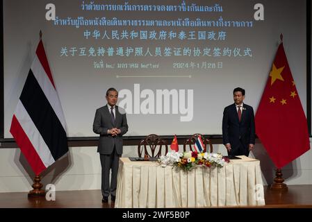 S.E. M. Parnpree Bahiddha-Nukara (à droite), Vice-Premier Ministre et Ministre des affaires étrangères de la Thaïlande, et S.E. M. Wang Yi (à gauche), membre du Bureau politique du Comité central du CPC et Ministre des affaires étrangères de la Chine, cosigné l'Accord entre le Gouvernement du Royaume de Thaïlande et le Gouvernement de la République populaire de Chine sur l'exemption mutuelle de visa pour les titulaires de passeports ordinaires et de passeports d'affaires publiques, pour une période de séjour ne dépassant pas 30 jours, l'Accord entrera en vigueur le 1 mars 2024. Salle Narathip, Ministère des Affaires étrangères, Banque D'Images