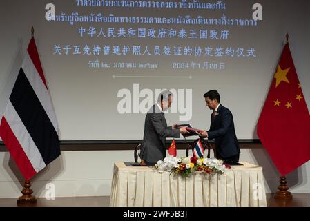 S.E. M. Parnpree Bahiddha-Nukara (à droite), Vice-Premier Ministre et Ministre des affaires étrangères de la Thaïlande, et S.E. M. Wang Yi (à gauche), membre du Bureau politique du Comité central du CPC et Ministre des affaires étrangères de la Chine, cosigné l'Accord entre le Gouvernement du Royaume de Thaïlande et le Gouvernement de la République populaire de Chine sur l'exemption mutuelle de visa pour les titulaires de passeports ordinaires et de passeports d'affaires publiques, pour une période de séjour ne dépassant pas 30 jours, l'Accord entrera en vigueur le 1 mars 2024. Salle Narathip, Ministère des Affaires étrangères, Banque D'Images