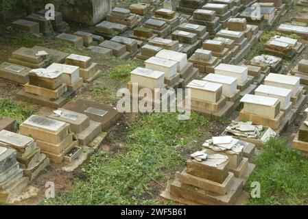 Vue du dessus du cimetière juif, Beyrouth, Liban, janvier 28 2024. Fondée en 1829, au cours des deux derniers siècles, des milliers de Juifs libanais y ont été enterrés. En raison de la guerre israélo-arabe de 1967 et de la guerre civile libanaise (1975-1990), environ 8 000 Juifs libanais émigrèrent du Liban vers Israël et les pays occidentaux, et plusieurs tombes du cimetière furent endommagées et désertées. Depuis le début du conflit Hamas-Israël le 7 2023 octobre, les quelques Juifs libanais de gauche à Beyrouth ont abandonné le pays. Selon des estimations non officielles, il y a actuellement moins de 20 Juifs au BEI Banque D'Images