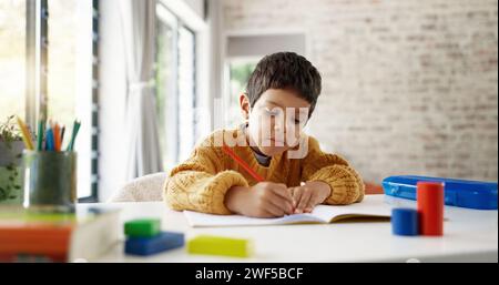 Apprentissage à domicile, éducation mathématique ou garçon à la maternelle étudiant pour le développement des connaissances ou de la croissance. Focalisation, évaluation ou écriture intelligente de l'enfant ou Banque D'Images