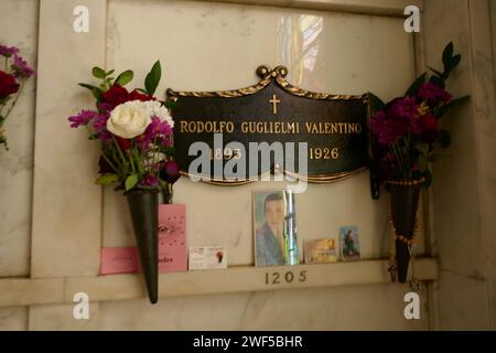 Los Angeles, Californie, États-Unis 27 janvier 2024 l'acteur Rudolph Valentino tombe dans Valentino Shrine au Mausolée de la cathédrale à Hollywood Forever Cemetery le 27 janvier 2024 à Los Angeles, Californie, États-Unis. Photo de Barry King/Alamy stock photo Banque D'Images