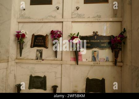 Los Angeles, Californie, États-Unis 27 janvier 2024 l'acteur Rudolph Valentino tombe dans Valentino Shrine au Mausolée de la cathédrale à Hollywood Forever Cemetery le 27 janvier 2024 à Los Angeles, Californie, États-Unis. Photo de Barry King/Alamy stock photo Banque D'Images