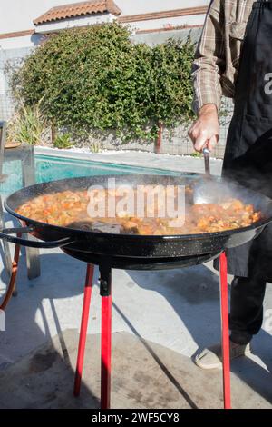 Préparer la paella dans la cour arrière. Repas traditionnel du dimanche pour les familles espagnoles. Banque D'Images