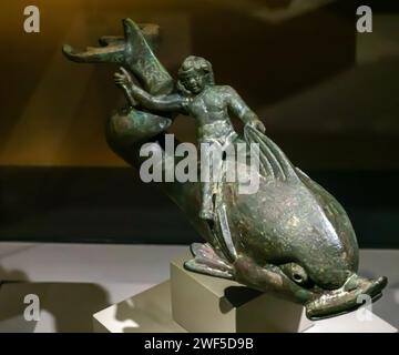 Eros sur Dolphin, statue en bronze du 2e siècle av. J.-C. période hellénistique, du musée d'Ephèse Banque D'Images