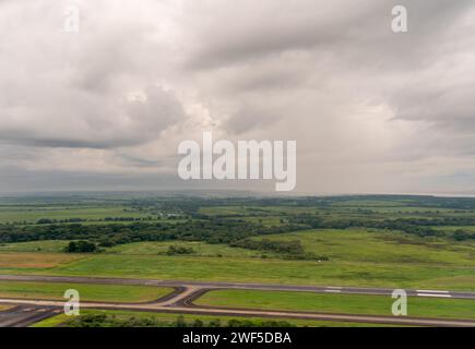 Vue aérienne de la piste d'atterrissage dans la ville de Panama avec un ciel nuageux Banque D'Images