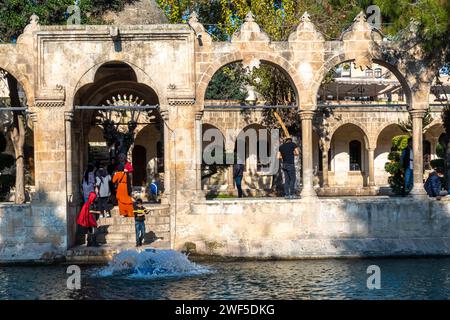 Touristes à Balıklıgöl (ou piscine d'Abraham, Halil-Ür Rahman Lake), est une piscine dans le sud-ouest du centre-ville de Şanlıurfa, Turquie Banque D'Images