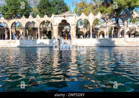 Touristes à Balıklıgöl (ou piscine d'Abraham, Halil-Ür Rahman Lake), est une piscine dans le sud-ouest du centre-ville de Şanlıurfa, Turquie Banque D'Images