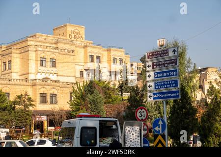 El Ruha hôtel dans le quartier central de Merkeze Merkez à Sanliurfa Turquie, panneaux de direction de la rue montrant les directions vers divers points de repère dans le sud-est de la Turquie Banque D'Images