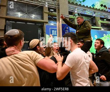 Jérusalem, Israël. 28 janvier 2024. Des militants de droite et des politiciens organisent une conférence appelant à la construction de colonies juives dans la bande de Gaza au Centre international des congrès de Jérusalem le dimanche 28 janvier 2024. Un haut fonctionnaire proche du Premier ministre Benjamin Netanyahu a déclaré que le Premier ministre pense que la convention pour la réinstallation à Gaza est nuisible pour la guerre contre le Hamas à Gaza et nuit aux efforts pour libérer les otages. Photo de Debbie Hill/ crédit : UPI/Alamy Live News Banque D'Images