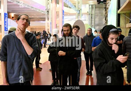 Jérusalem, Israël. 28 janvier 2024. Des militants de droite prient lors d’une conférence appelant à la construction de colonies juives dans la bande de Gaza au Centre international des congrès de Jérusalem le dimanche 28 janvier 2024. Un haut fonctionnaire proche du Premier ministre Benjamin Netanyahu a déclaré que le Premier ministre pense que la convention pour la réinstallation à Gaza est nuisible pour la guerre contre le Hamas à Gaza et nuit aux efforts pour libérer les otages. Photo de Debbie Hill/ crédit : UPI/Alamy Live News Banque D'Images