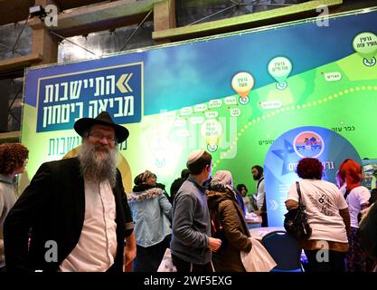 Jérusalem, Israël. 28 janvier 2024. Des militants de droite et des politiciens organisent une conférence appelant à la construction de colonies juives dans la bande de Gaza au Centre international des congrès de Jérusalem le dimanche 28 janvier 2024. Un haut fonctionnaire proche du Premier ministre Benjamin Netanyahu a déclaré que le Premier ministre pense que la convention pour la réinstallation à Gaza est nuisible pour la guerre contre le Hamas à Gaza et nuit aux efforts pour libérer les otages. Photo de Debbie Hill/ crédit : UPI/Alamy Live News Banque D'Images