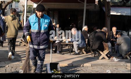 Un concierge en uniforme dans une vieille ville historique, centre d'Urfa, Sanliurfa Turquie Banque D'Images