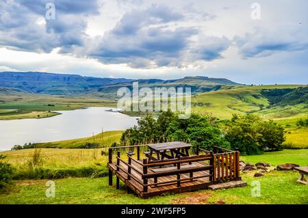 Escarpement de la montagne Drakensberg et barrage du parc de cloches autour du pic de Cathkin Banque D'Images