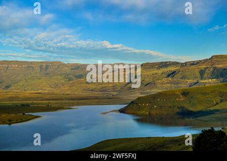 Escarpement de la montagne Drakensberg et barrage du parc de cloches autour du pic de Cathkin Banque D'Images