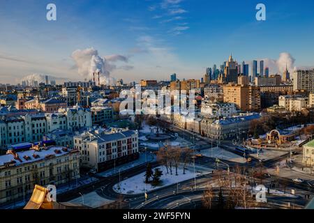 Horizon aérien de Moscou dans la journée ensoleillée d'hiver. Banque D'Images