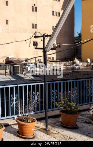 Lampadaire, poteau électrique dans la ville historique de Sanliurfa Turquie en face du mur de l'hôtel. Lampe fluorescente rue, câbles électriques, poteaux Banque D'Images