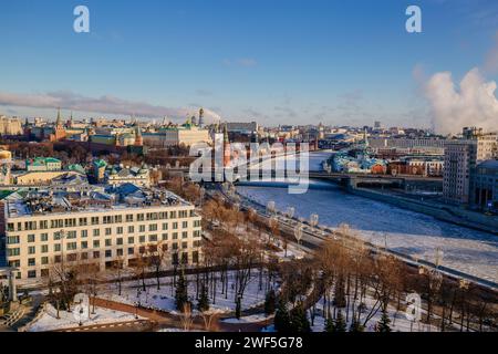 Horizon aérien de Moscou dans la journée ensoleillée d'hiver. Banque D'Images