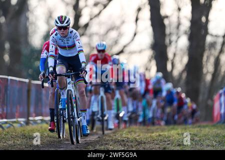 Hoogerheide, Ned. 28 janvier 2024. HOOGERHEIDE, NED - JANVIER 28 : FEM van EMPEL NED en compétition dans la course féminine Elite lors de la coupe du monde de cyclocross le 28 janvier 2024 à Hoogerheide, NED crédit : Orange pics BV / Alamy Live News Banque D'Images