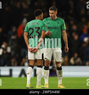 Londres, Royaume-Uni. 28 janvier 2024. Jacob Murphy de Newcastle Utd et Fabian SchŠr de Newcastle Utd discutent de tactiques lors du match du 4e tour de la FA Cup entre Fulham et Newcastle United à Craven Cottage, Londres, Angleterre, le 27 janvier 2024. Photo de Ken Sparks. Usage éditorial uniquement, licence requise pour un usage commercial. Aucune utilisation dans les Paris, les jeux ou les publications d'un seul club/ligue/joueur. Crédit : UK Sports pics Ltd/Alamy Live News Banque D'Images