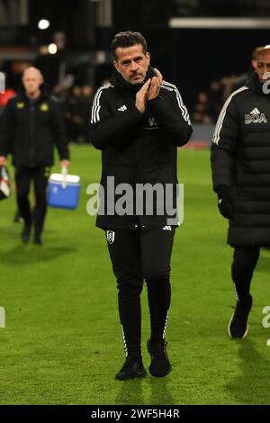 Londres, Royaume-Uni. 28 janvier 2024. Marco Silva, Manager de Fulham, salue les supporters à domicile lors du match du 4e tour de FA Cup entre Fulham et Newcastle United à Craven Cottage, Londres, Angleterre, le 27 janvier 2024. Photo de Ken Sparks. Usage éditorial uniquement, licence requise pour un usage commercial. Aucune utilisation dans les Paris, les jeux ou les publications d'un seul club/ligue/joueur. Crédit : UK Sports pics Ltd/Alamy Live News Banque D'Images