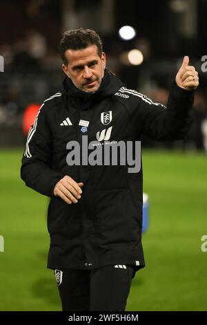 Londres, Royaume-Uni. 28 janvier 2024. Marco Silva, Manager de Fulham, salue les supporters à domicile lors du match du 4e tour de FA Cup entre Fulham et Newcastle United à Craven Cottage, Londres, Angleterre, le 27 janvier 2024. Photo de Ken Sparks. Usage éditorial uniquement, licence requise pour un usage commercial. Aucune utilisation dans les Paris, les jeux ou les publications d'un seul club/ligue/joueur. Crédit : UK Sports pics Ltd/Alamy Live News Banque D'Images