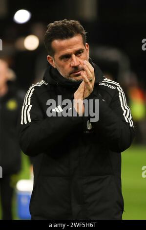 Londres, Royaume-Uni. 28 janvier 2024. Marco Silva, Manager de Fulham, salue les supporters à domicile lors du match du 4e tour de FA Cup entre Fulham et Newcastle United à Craven Cottage, Londres, Angleterre, le 27 janvier 2024. Photo de Ken Sparks. Usage éditorial uniquement, licence requise pour un usage commercial. Aucune utilisation dans les Paris, les jeux ou les publications d'un seul club/ligue/joueur. Crédit : UK Sports pics Ltd/Alamy Live News Banque D'Images