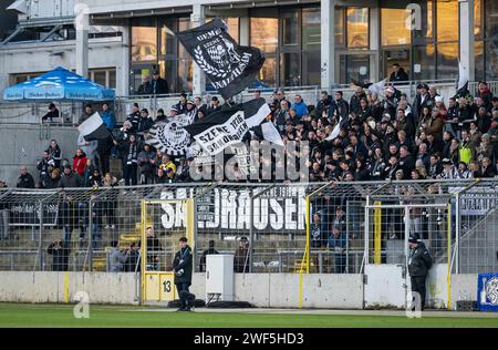 Muenchen, Deutschland. 28 janvier 2024. Die mitgereisten Anhaenger aus Sandhausen in ihrem Block. GER, TSV 1860 Muenchen gegen SV Sandhausen, Fussball, 3. Bundesliga, 23. Spieltag, saison 2023/2024, 28.01.2024. (LES RÈGLEMENTS DU DFL DFB INTERDISENT TOUTE UTILISATION DE PHOTOGRAPHIES COMME SÉQUENCES D'IMAGES ET/OU QUASI-VIDÉO). Photo : Eibner-Pressefoto/Heike Feiner crédit : dpa/Alamy Live News Banque D'Images