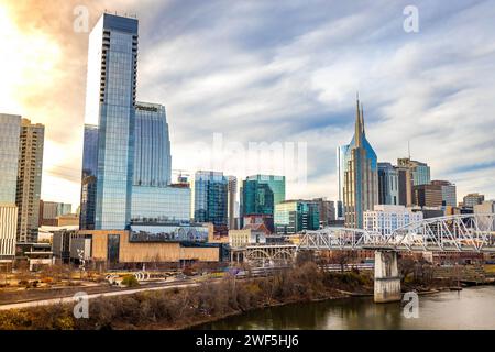 Nashville, TN, États-Unis - 12-24-2023 : vue panoramique sur les gratte-ciel du centre-ville de Nashville et la rivière Cumberland au coucher du soleil Banque D'Images