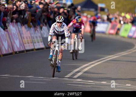 HOOGERHEIDE, NED - JANVIER 28 : FEM van EMPEL NED en compétition dans la course féminine Elite lors de la coupe du monde de cyclocross le 28 janvier 2024 à Hoogerheide, NED Banque D'Images