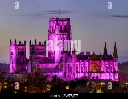 Une vue de la cathédrale de Durham dans la ville de Durham illuminée au crépuscule vu de loin avec un ciel clair Banque D'Images