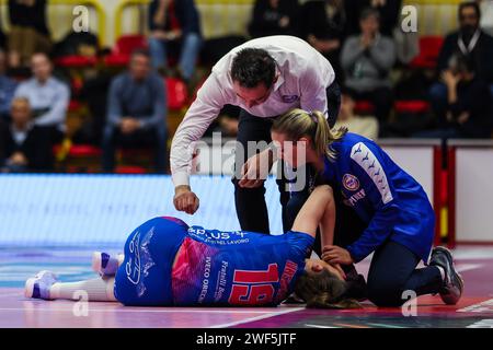 Busto Arsizio, Italie. 28 janvier 2024. Adelina Ungureanu #19 de Wash4green Pinerolo blessée lors d'un match féminin de volley Serie A 2023/24 entre UYBA E-Work volley Busto Arsizio et Wash4green Pinerolo à E-Work Arena, Busto Arsizio, Italie le 28 janvier 2024 crédit : Independent photo Agency/Alamy Live News Banque D'Images