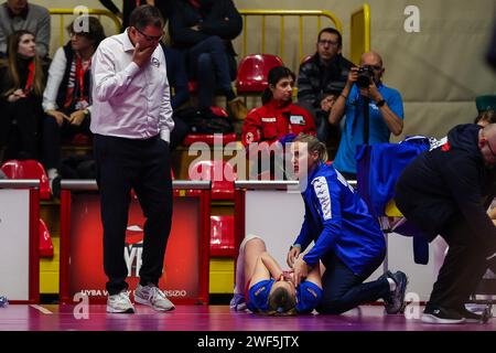 Busto Arsizio, Italie. 28 janvier 2024. Adelina Ungureanu #19 de Wash4green Pinerolo blessée lors d'un match féminin de volley Serie A 2023/24 entre UYBA E-Work volley Busto Arsizio et Wash4green Pinerolo à E-Work Arena, Busto Arsizio, Italie le 28 janvier 2024 crédit : Independent photo Agency/Alamy Live News Banque D'Images