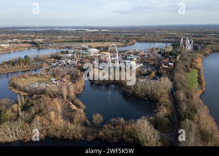 Vue aérienne du parc Thorpe à Thorpe, Surrey, en janvier 2024, alors que la nouvelle attraction Hyperia était en construction. Banque D'Images