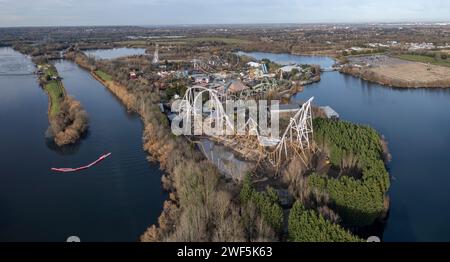 Vue aérienne du parc Thorpe à Thorpe, Surrey, en janvier 2024, alors que la nouvelle attraction Hyperia était en construction. Banque D'Images