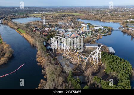 Vue aérienne du parc Thorpe à Thorpe, Surrey, en janvier 2024, alors que la nouvelle attraction Hyperia était en construction. Banque D'Images