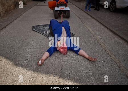 Ituren, Espagne. 28 janvier 2024. Un homme masqué est tiré par une petite grue pendant le carnaval d'Ituren. Crédit : SOPA Images Limited/Alamy Live News Banque D'Images