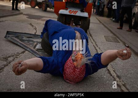 Ituren, Espagne. 28 janvier 2024. Un homme masqué est tiré par une petite grue pendant le carnaval d'Ituren. Crédit : SOPA Images Limited/Alamy Live News Banque D'Images