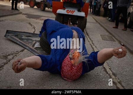 Ituren, Espagne. 28 janvier 2024. Un homme masqué est tiré par une petite grue pendant le carnaval d'Ituren. (Photo Elsa A Bravo/SOPA Images/Sipa USA) crédit : SIPA USA/Alamy Live News Banque D'Images