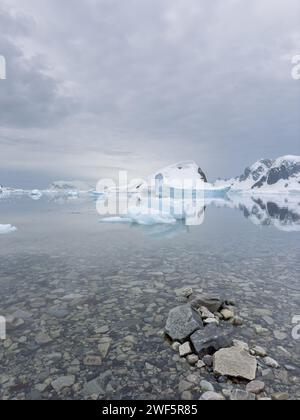 Un immense glacier séchant dans l'océan austral au large de la côte de l'Antarctique, la péninsule antarctique, le cercle arctique méridional, l'eau azur Banque D'Images