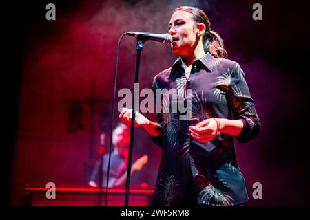 Édimbourg, Écosse. Dimanche 28 janvier 2024. Auteur-compositeur / musicien / artiste Nadine Shah sur scène aux Assembly Rooms dans le cadre du festival Burns & Beyond 2024. Nadine Shah a été nominée pour le Mercury Music Prize pour son album Holiday destination de 2017. Son cinquième album « Filthy Underneath » sortira en février 2024 et elle soutient actuellement Depeche mode sur leur tournée européenne. Banque D'Images