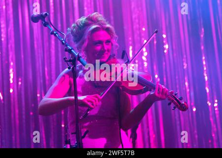 Glasgow Écosse. 21 janvier 2024. Aileen Reid joue avec Kinnaris Quintet, groupe folk écossais, au Old Fruitmarket au Celtic Connections 2024. Photo Pauline Keightley/Alamy. Banque D'Images