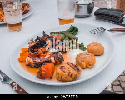 Cuisine portugaise traditionnelle Polvo a Lagareiro dans un restaurant Banque D'Images