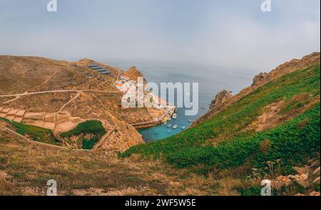 Côte rugueuse de l'île de Berlenga Grande au Portugal Banque D'Images