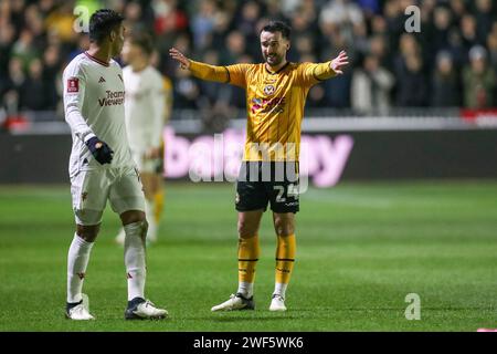 Newport, Royaume-Uni. 28 janvier 2024. Aaron Wildig (24), milieu de terrain du comté de Newport, fait des gestes lors du match du 4e tour de la FA Cup du comté de Newport contre Manchester United FC Emirates à Rodney Parade, Newport, pays de Galles, Royaume-Uni, le 28 janvier 2024 Credit : Every second Media/Alamy Live News Banque D'Images